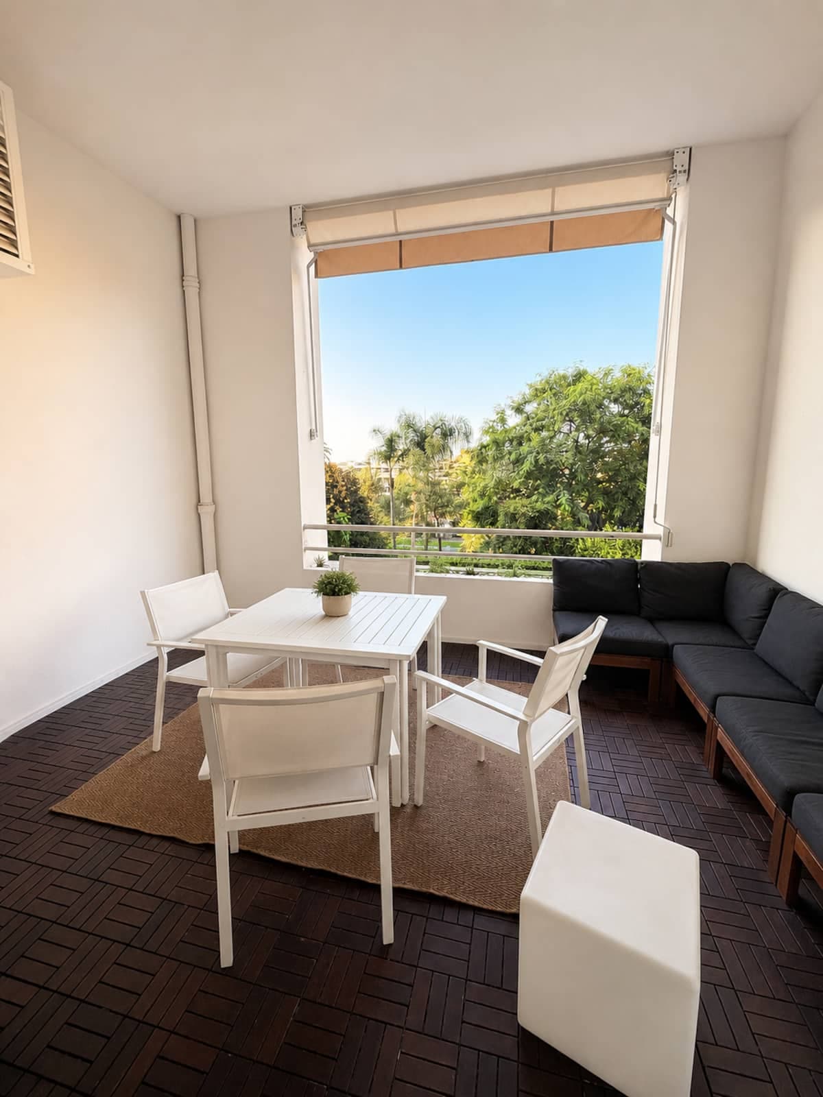 La terrasse aménagée, sa table et sa banquette d’angle